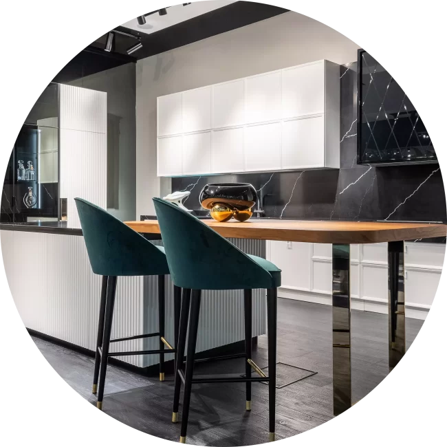 Cucina moderna con isola in legno, sgabelli turchese, mobili bianchi e dettagli in marmo nero